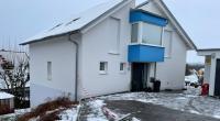 Ein Absperrband der Polizei ist vor einem Einfamilienhaus gespannt. Nachbarn hörten Hilferufe - und alarmierten die Polizei.