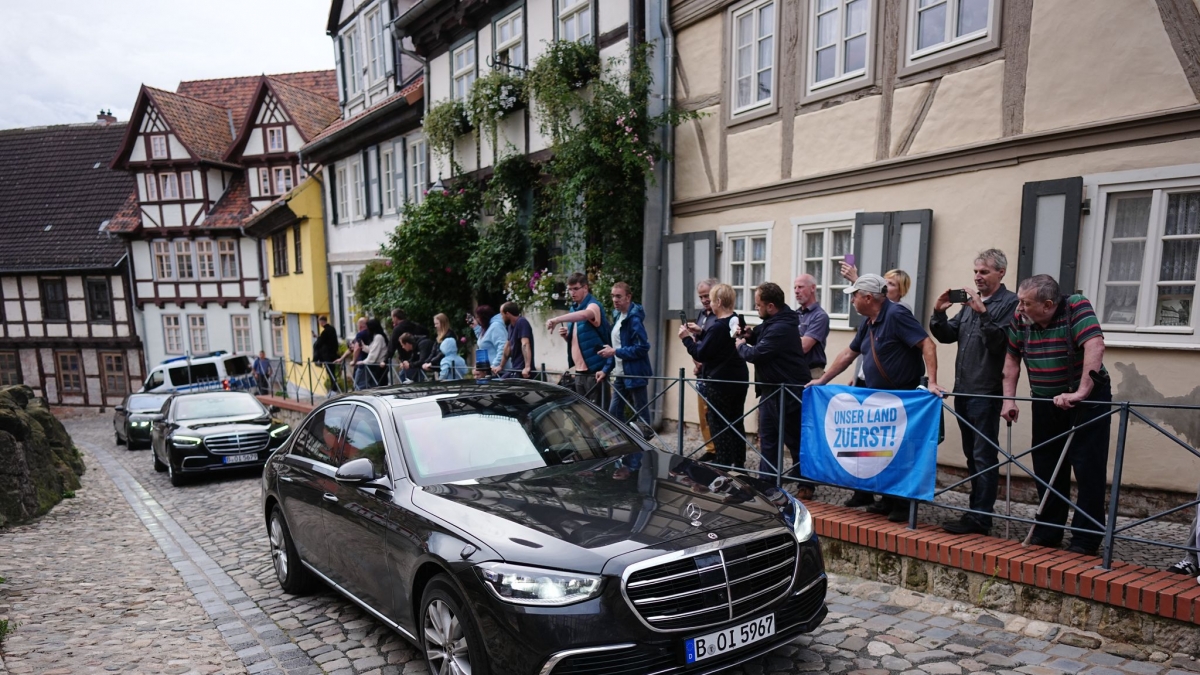 Eine Gruppe Demonstranten empfing den Kanzler in Quedlinburg. (Foto)