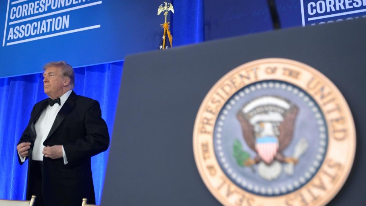 US-Pr&auml;sident Donald Trump hatte beim Dinner der White House Correspondents' Association im Waldorf Astoria Washington DC streckenweise gro&szlig;e Probleme, die Augen offen zu halten und seine M&uuml;digkeit im Zaum zu halten. (Foto)