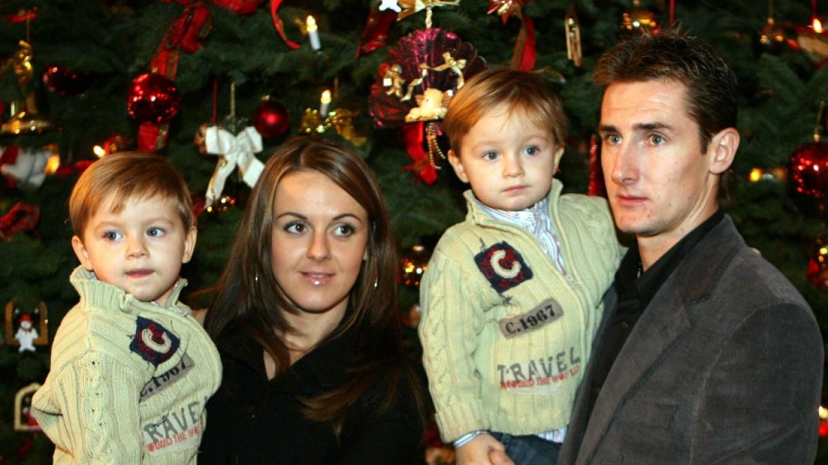 Miroslav Klose&nbsp;Miroslav Klose mit seiner Ehefrau Sylwia und den Zwillingss&ouml;hnen Luan (l) und Noah. (Foto)