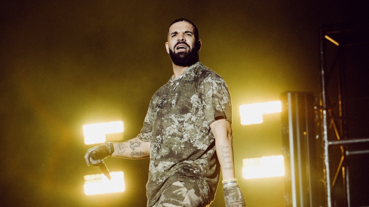 Drake performt auf der B&uuml;hne. (Foto)
