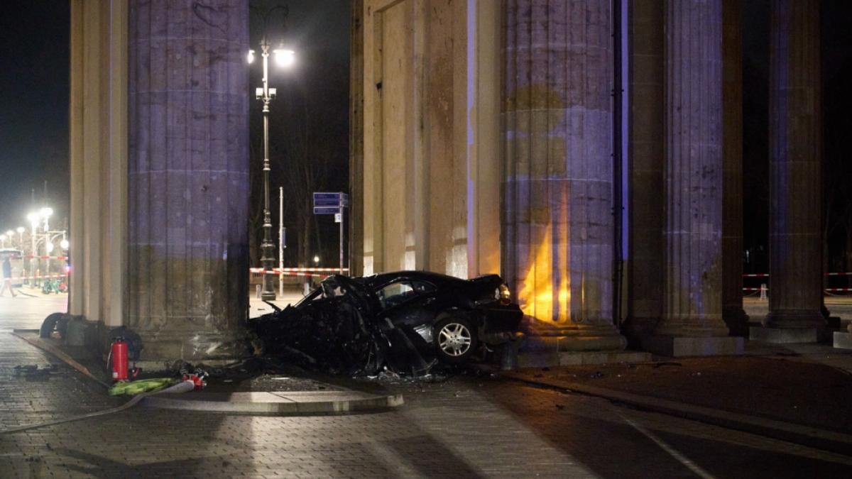 Der Fahrer des am Brandenburger Tor verungl&uuml;ckten Autos konnte nur noch tot geborgen werden. (Foto)