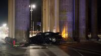 Der Fahrer des am Brandenburger Tor verunglückten Autos konnte nur noch tot geborgen werden.
