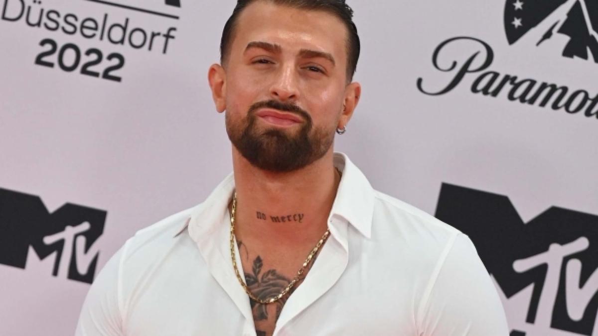 Packt beim "Fame Fighting" die F&auml;uste gegen Can Kaplan aus: "Sommerhaus der Stars"-Teilnehmer Gigi Birofio. (Foto)