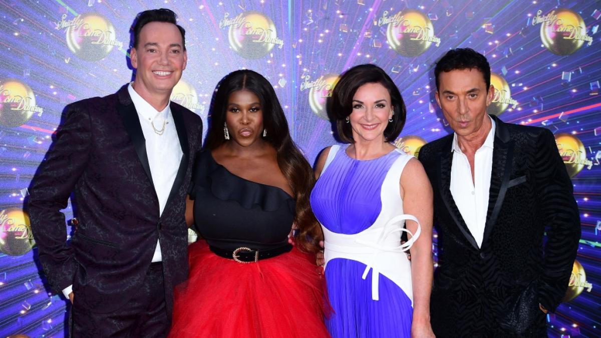 Eine verschluckte Fischgr&auml;te kostete der britischen "Let's Dance"-Jurorin Shirley Ballas (3. v.l.) beinahe das Leben. (Foto)