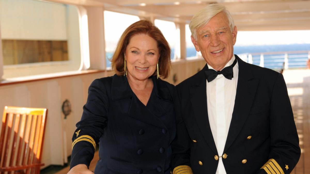 Heide Keller an der Seite von Siegfried Rauch in einer Folge vom "ZDF-Traumschiff". (Foto)