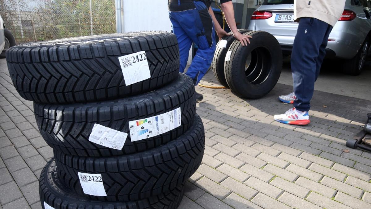 Beim Wechsel von Sommer- auf Winterreifen m&uuml;ssen deutsche Autofahrer in diesem Jahr eine wichtige neue Regel beachten. (Foto)