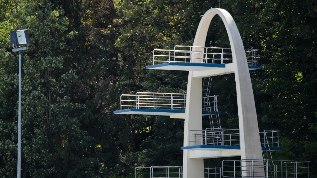 Von diesem Sprungturm sprangen die beiden M&auml;nner in ein leeres Schwimmbecken. (Foto)