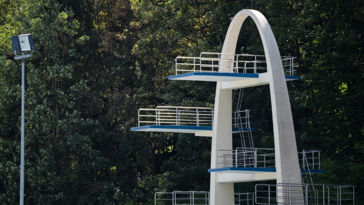 Von diesem Sprungturm sprangen die beiden Männer in ein leeres Schwimmbecken.