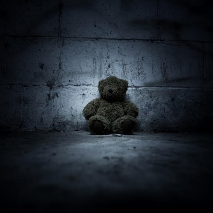 Mutter (23) schlägt Baby an Wand tot und versteckt Leiche in Teddy