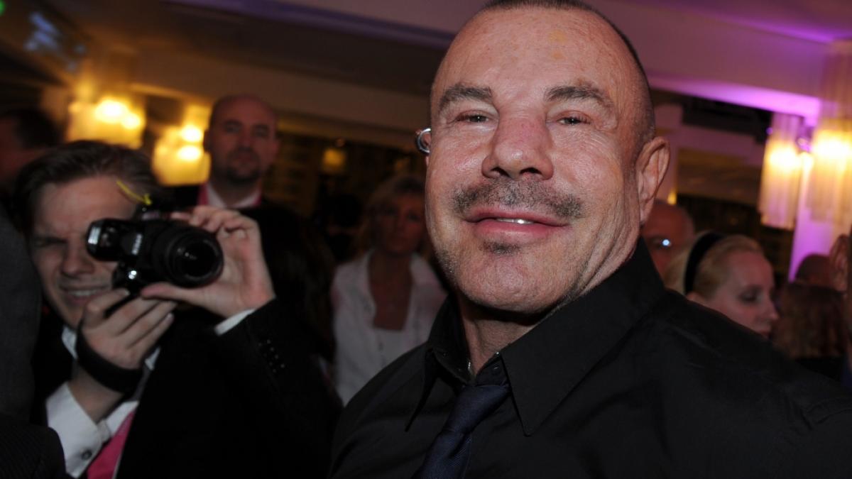 Mode-Designer Thierry Mugler f&uuml;hlt sich im Blitzlichtgewitter pudelwohl. (Foto)