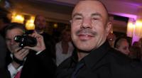 Mode-Designer Thierry Mugler fühlt sich im Blitzlichtgewitter pudelwohl.