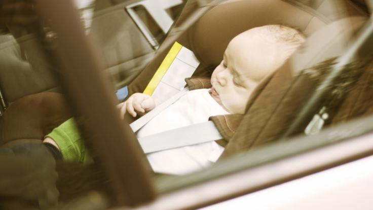 Das Kind bei den Temperaturen im Auto zu vergessen ist für die meisten Eltern eine Horrorvorstellung.