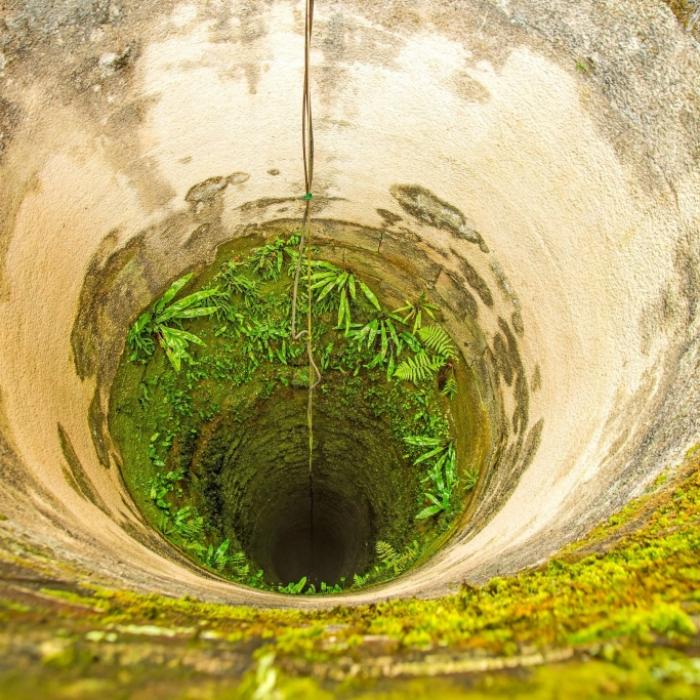 Junge (14) stürzt in 12 Meter tiefen Brunnen