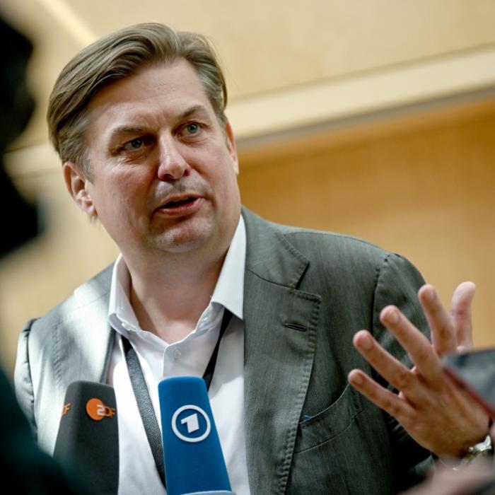 Alles zu Familie, Karriere und Kontroversen des AfD-Politikers