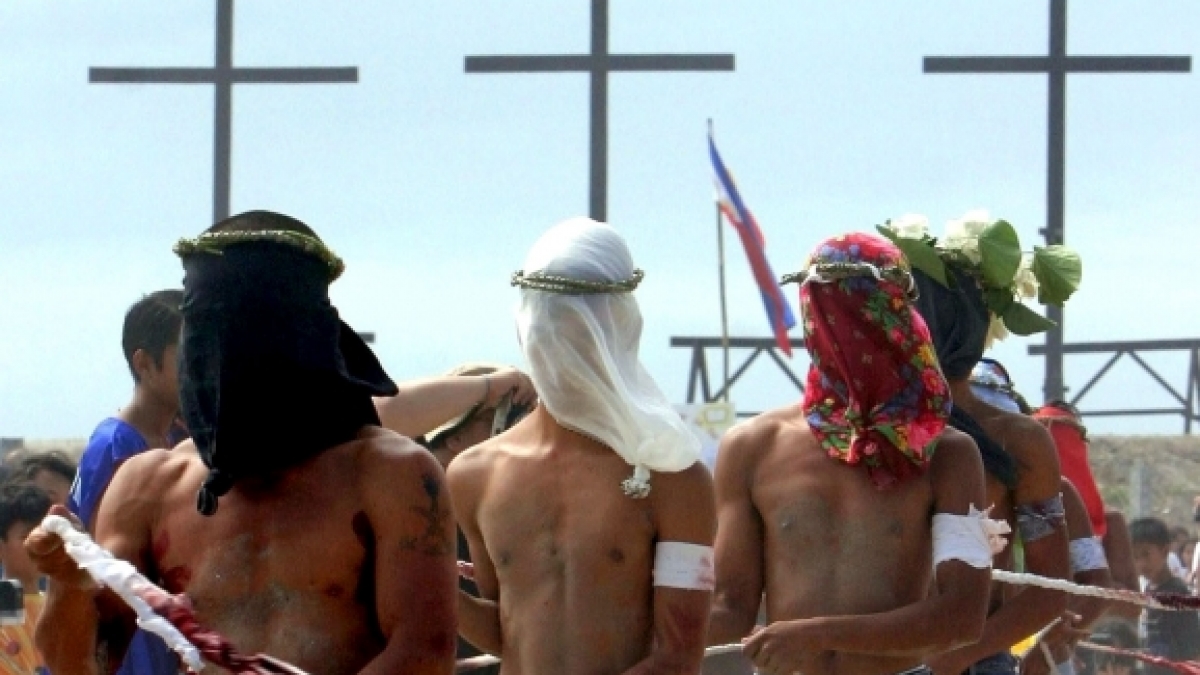 Kreuzigung und Buße-Ritual auf den Philippinen: Männer und Frauen immitieren zu Ostern die Bekreuzigung Jesu Christi und lassen sich nach einem anstrengendem Bußemarsch freiwillig ans Kreuz nageln. (Foto)