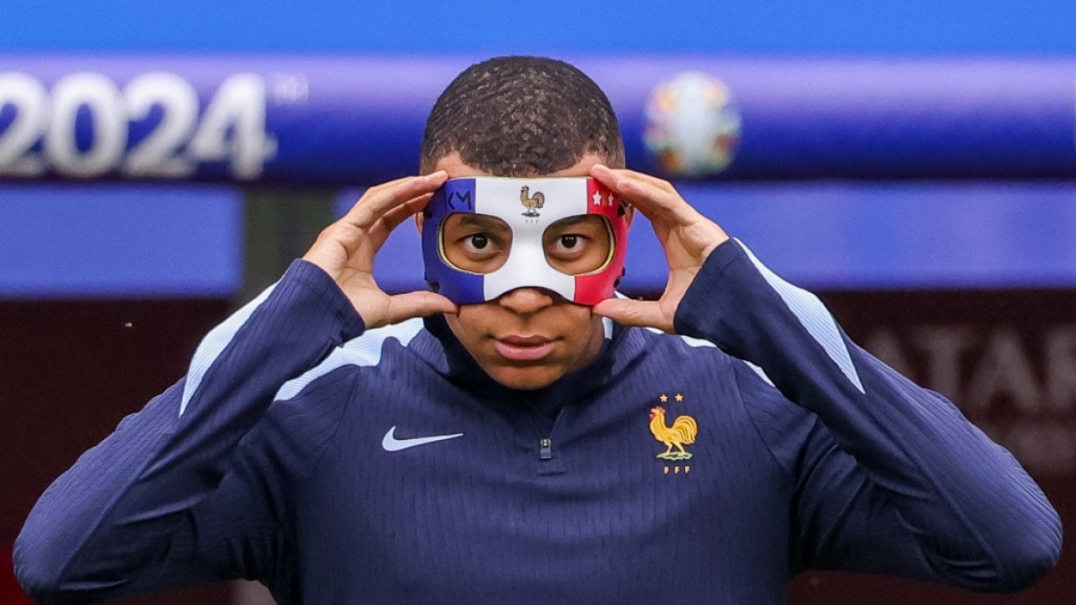 Abschlusstraining im Leipzig Stadion, Frankreichs Kylian Mbappe richtet sich seine Maske. (Foto)