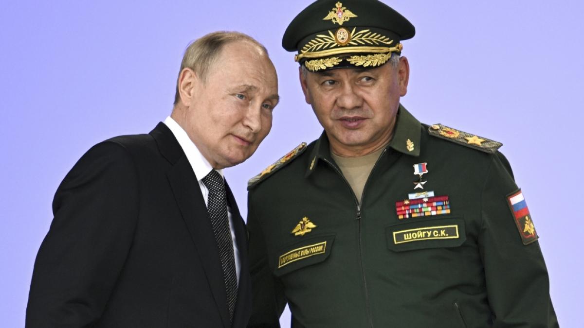 St&uuml;hler&uuml;cken im Kreml: Auf Gehei&szlig; von Wladimir Putin muss Verteidigungsminister Sergej Schoigu seinen Posten r&auml;umen. (Foto)