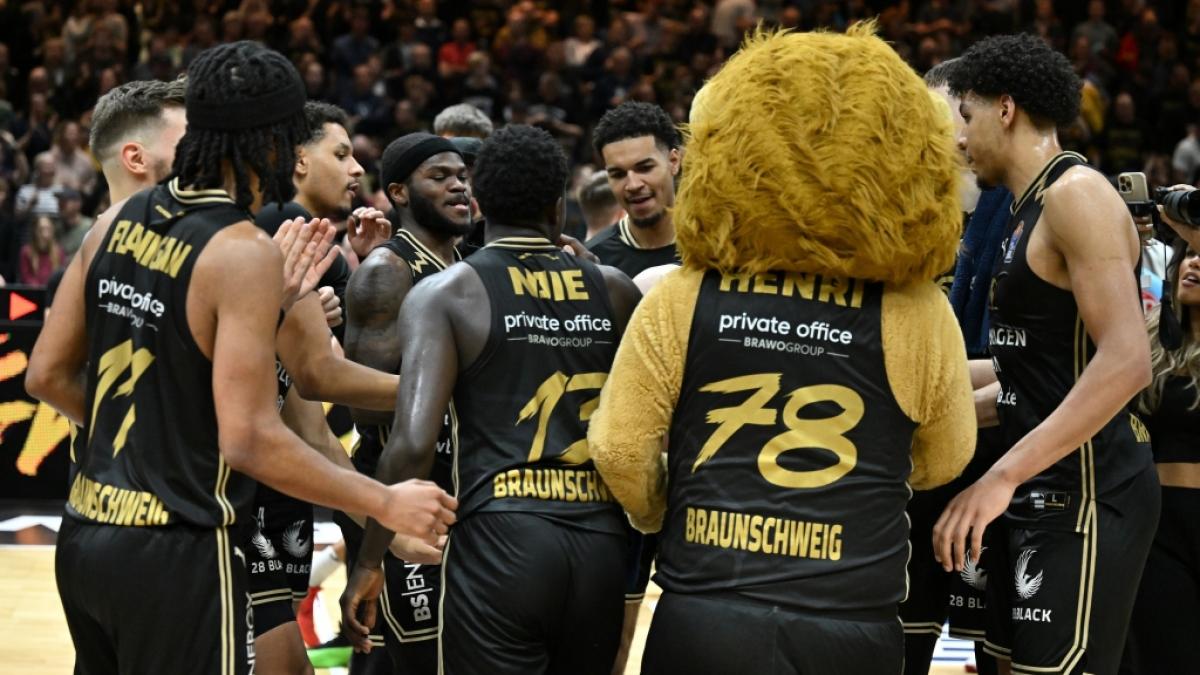 Die Spieler der Basketball L&ouml;wen Braunschweig feiern nach einem Sieg (Archivbild). (Foto)