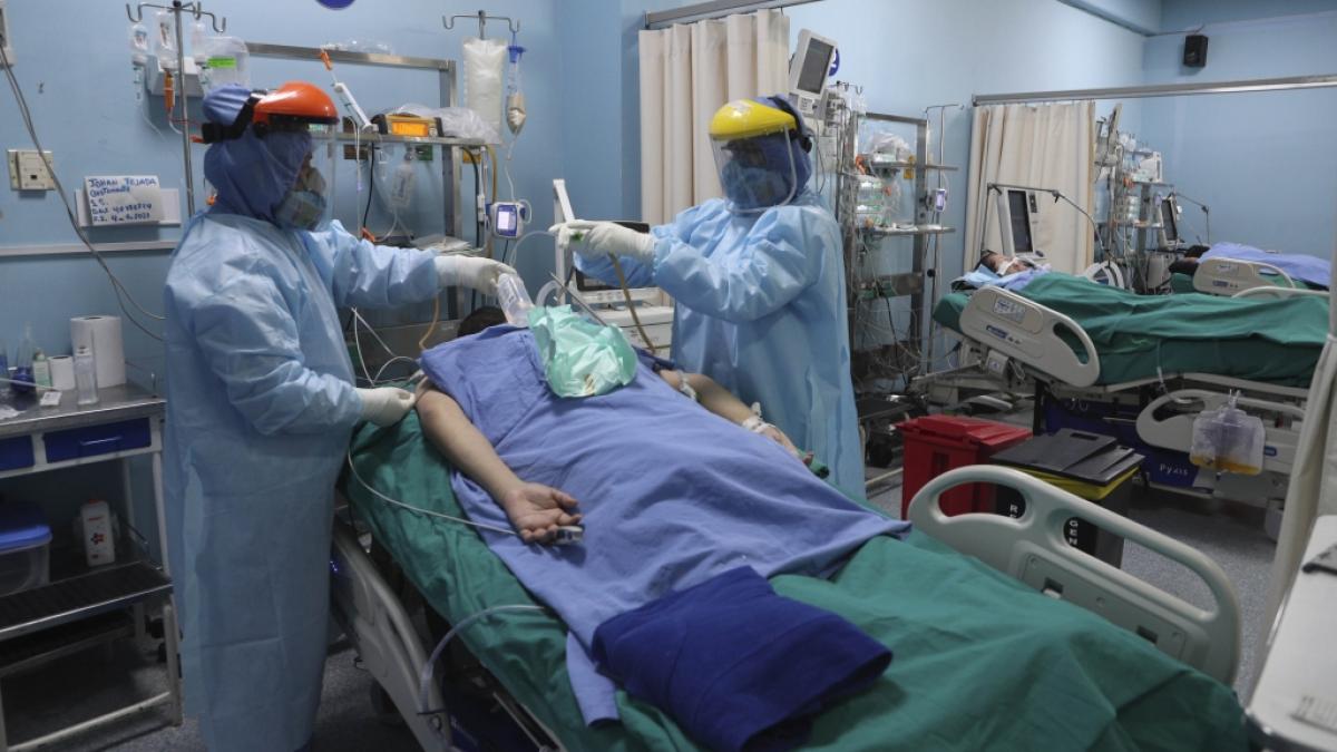 Mitarbeiter des Gesundheitswesens behandeln einen Patienten auf der Intensivstation f&uuml;r Covid-19 im Alberto Sabogal Krankenhaus in Callao, Peru. (Foto)