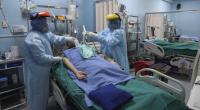 Mitarbeiter des Gesundheitswesens behandeln einen Patienten auf der Intensivstation für Covid-19 im Alberto Sabogal Krankenhaus in Callao, Peru.