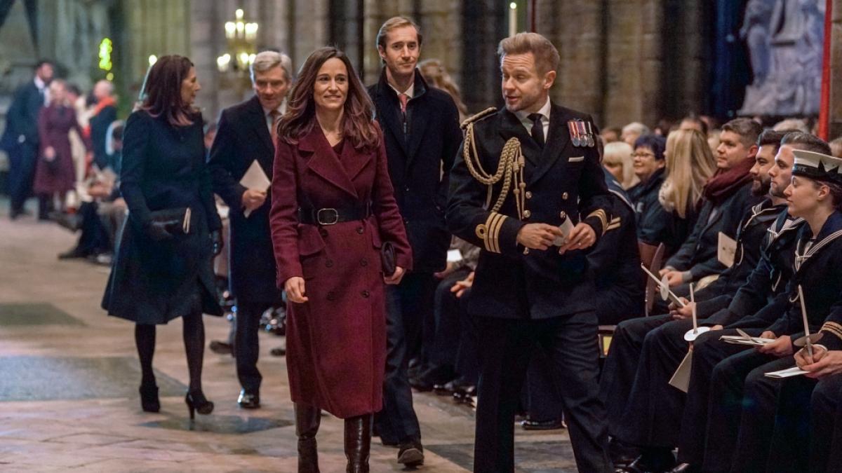 Prinz Williams Equerry Rob Dixon geleitet Prinzessin Kates Eltern Carole und Michael Middleton sowie die Schwester der Prinzessin von Wales, Pippa Matthews, mit ihrem Mann James beim Weihnachtskonzert in der Westminster Abbey zu ihren Pl&auml;tzen. (Foto)