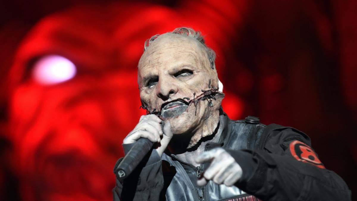 Corey Taylor mit Maske auf der B&uuml;hne. (Foto)