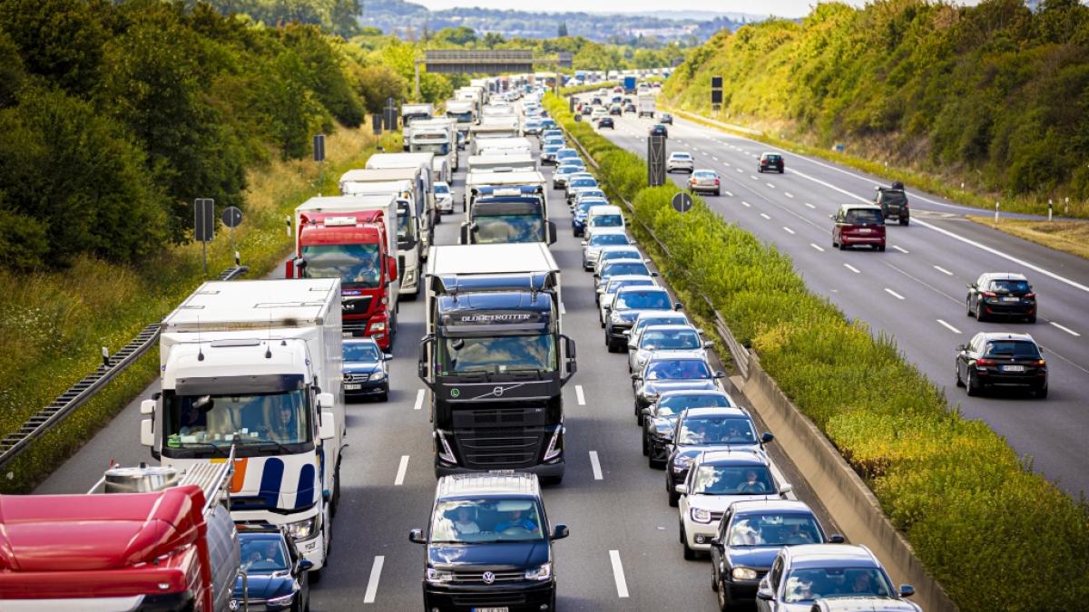 Stau-Alarm auf Deutschlands Autobahnen: Der Sommerferienbeginn in Bayern und Baden-W&uuml;rttemberg sorgt f&uuml;r eines der schlimmsten Stau-Wochenenden der Saison, warnt der ADAC aktuell. (Foto)