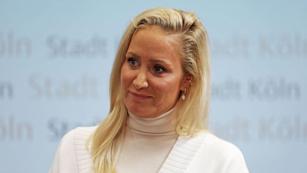 Janine Kunze zeigt sich im Monokini bei Instagram. (Foto)