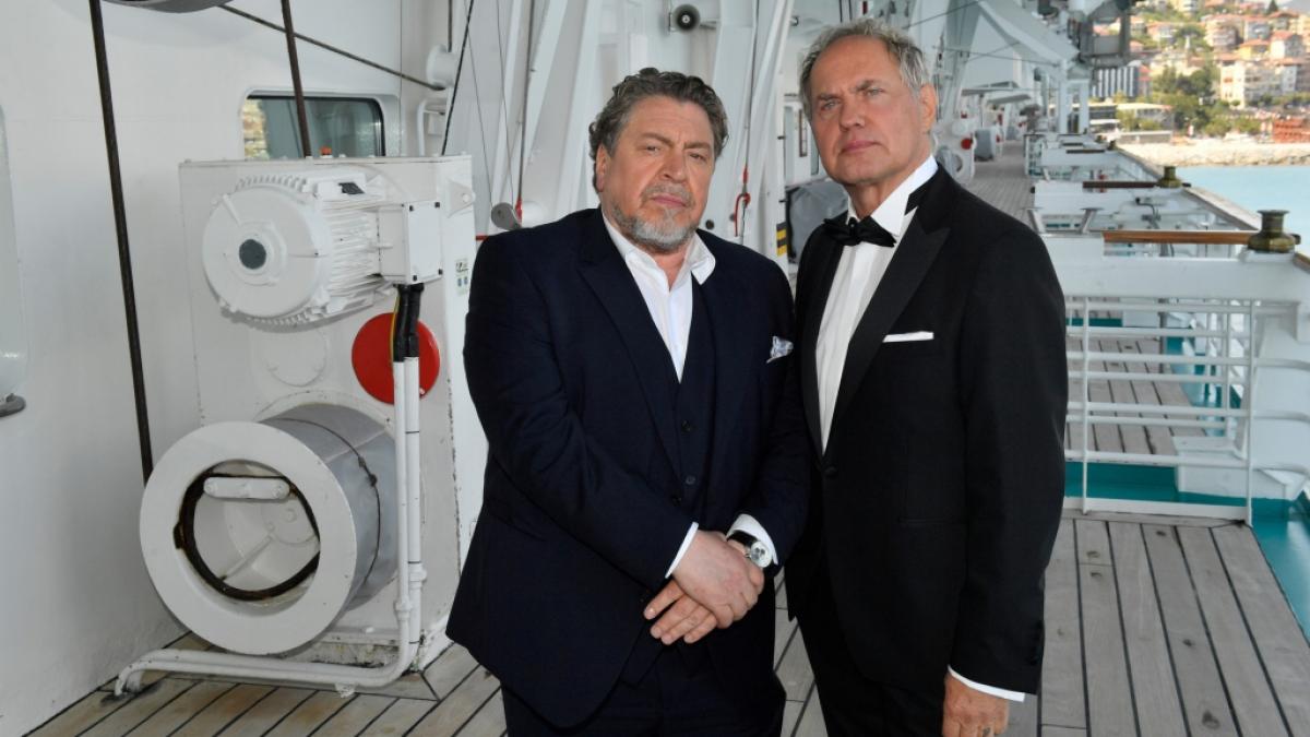 Roman Schmidt (Armin Rohde) und Sebastian Prinz (Uwe Ochsenknecht) sind beste Freunde, die all ihr Geld gemeinsam verloren haben. &Uuml;berraschend treffen sie auf dem "Traumschiff" auf Maik Quast, den Mann, der Schuld an ihrem Ungl&uuml;ck hat. (Foto)