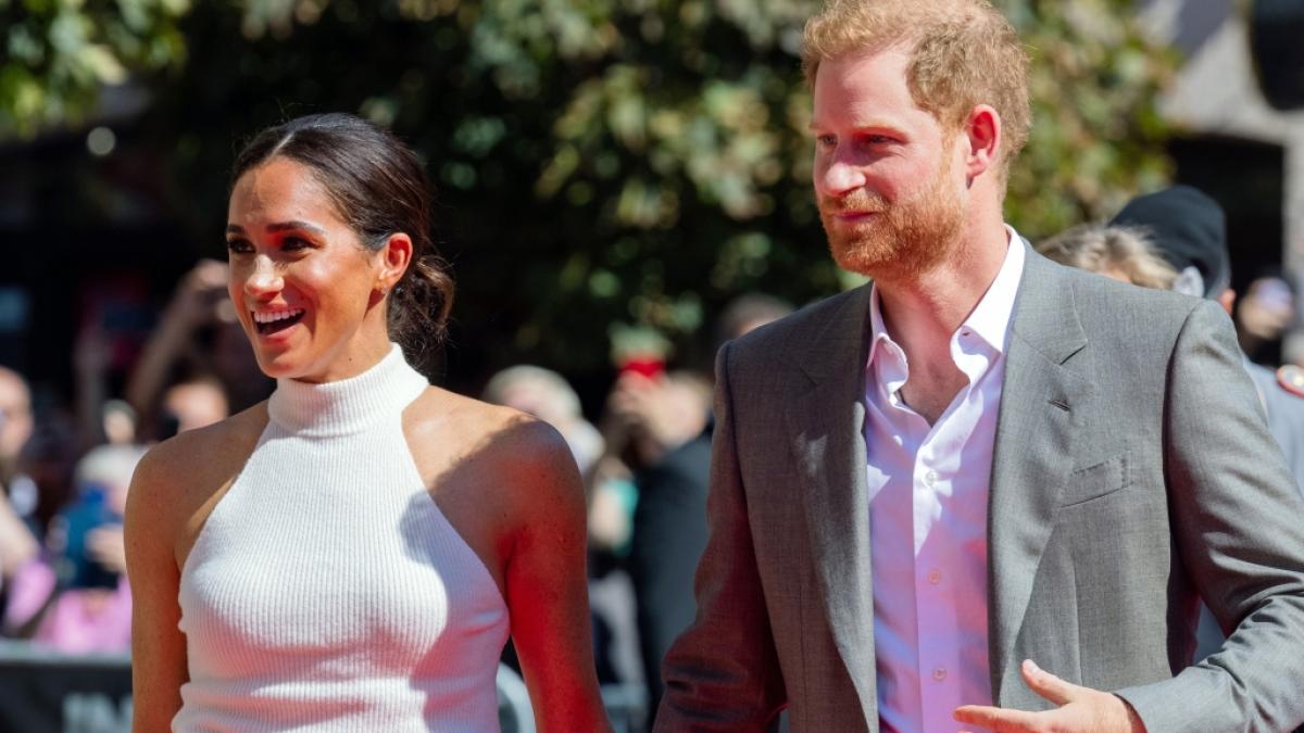 Prinz Harry und Meghan Markle wollen in D&uuml;sseldorf alle b&ouml;sen Ger&uuml;chte wegl&auml;cheln. (Foto)