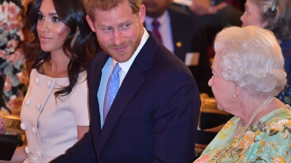 Ein Bild aus gl&uuml;cklichen Zeiten: Queen Elizabeth II. mit ihrem Enkel Prinz Harry und dessen Frau Meghan Markle im Sommer 2018. (Foto)