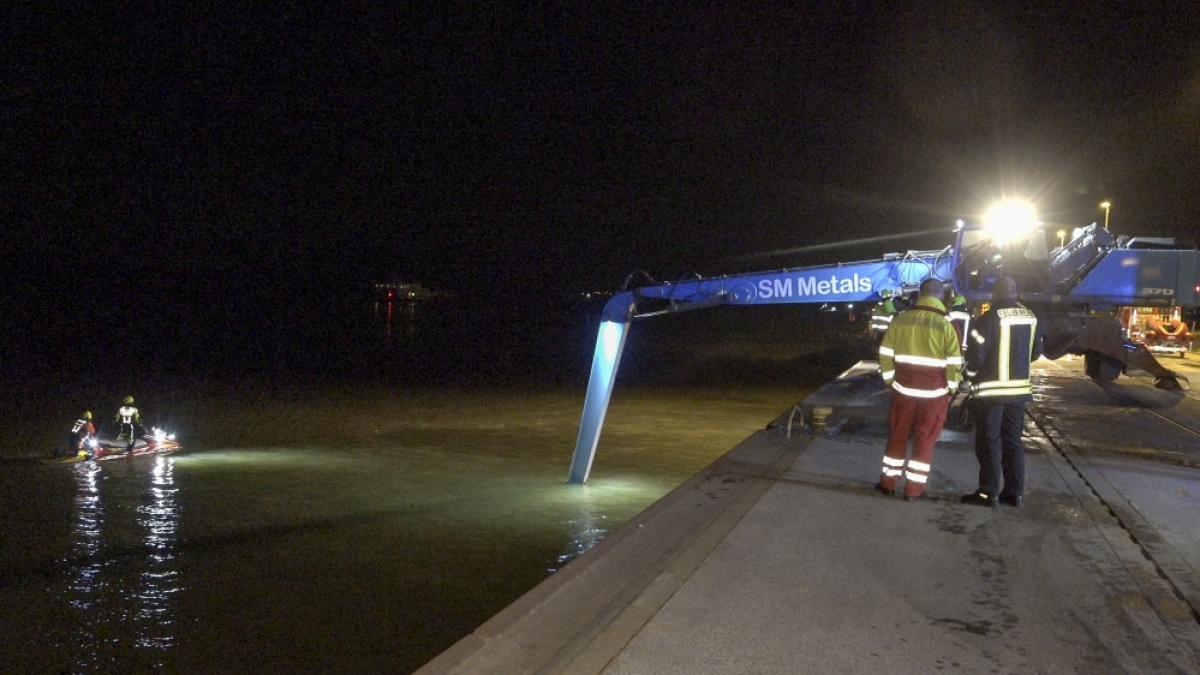 Einsatzkr&auml;fte der Feuerwehr, Wasserschutzpolizei und Polizei suchen im Rhein nach den vermissten Insassen. (Foto)