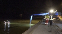 Einsatzkräfte der Feuerwehr, Wasserschutzpolizei und Polizei suchen im Rhein nach den vermissten Insassen.