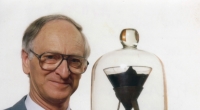 Seit 1927 beobachten Forscher der University of Queensland tropfenden Teer in diesem Gefäß. Die wahnwitzige Erkenntnis: Im Schnitt alle neun Jahre fällt ein Tropfen, der letzte plumpste im Jahr 2000 zu Boden.