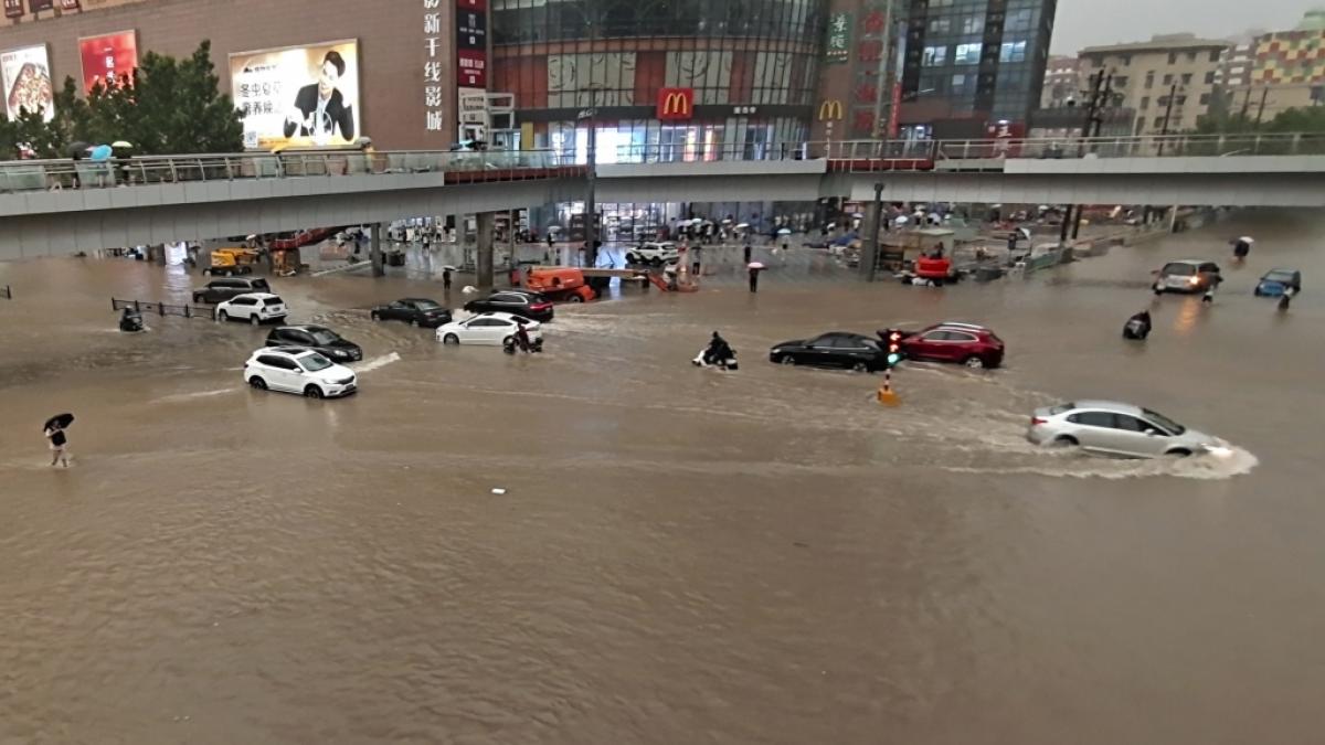 Fahrzeuge stehen in der zentralchinesischen Provinz Henan auf einer &uuml;berfluteten Stra&szlig;e. (Foto)
