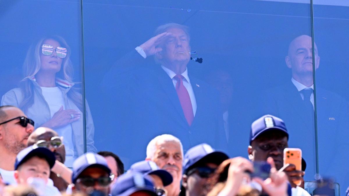 US-Pr&auml;sident Donald Trump, seine Frau Melania und FIFA-Pr&auml;sident Gianni Infantino auf der Trib&uuml;ne. (Foto)