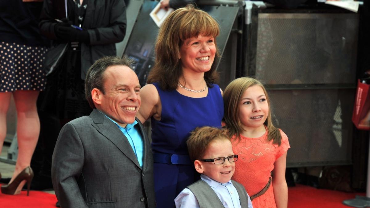 "Harry Potter"-Star Warwick Davis (links im Bild) trauert um seine Frau Samantha. (Foto)