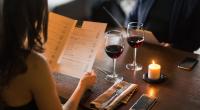 Eine Frau hat nackt ein Restaurant verwüstet.