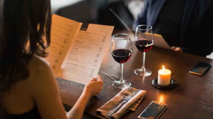 Eine Frau hat nackt ein Restaurant verwüstet.