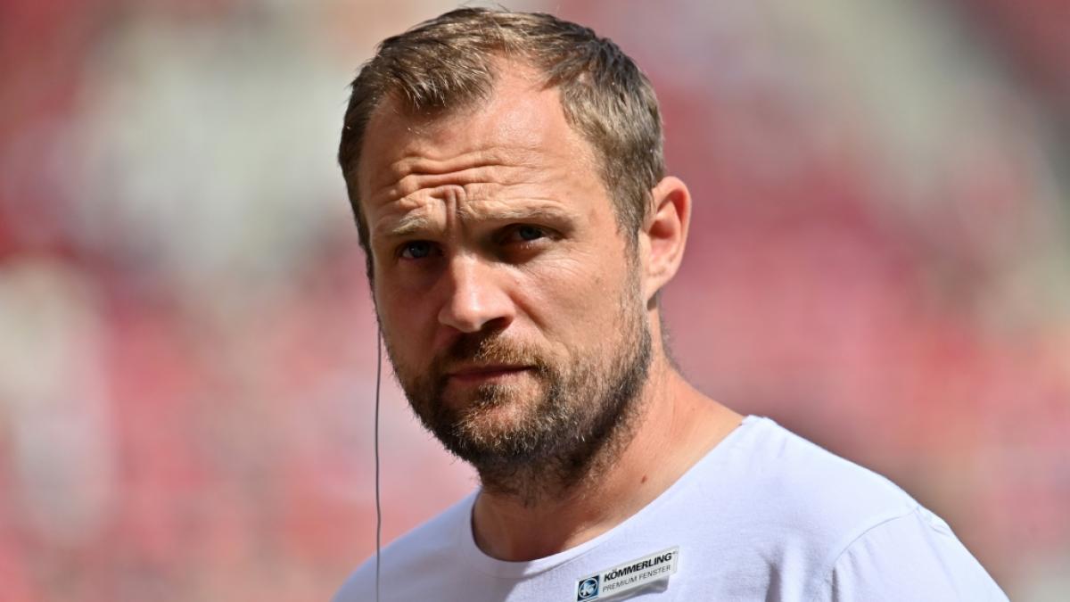 Bo Svensson gibt als Cheftrainer von Mainz ein Interview. (Foto)