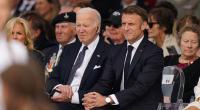 Joe Biden (l.) sitzt bei der Gedenkfeier zum 80. Jahrestag des D-Day neben dem französischen Präsidenten Emmanuel Macron (r.). Der US-Präsident zeigte bei der Veranstaltung ein merkwürdiges Verhalten.