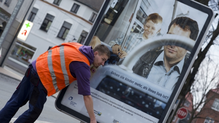 Eine Plakataktion macht 2013 für Hilfe für Pädophile aufmerksam.