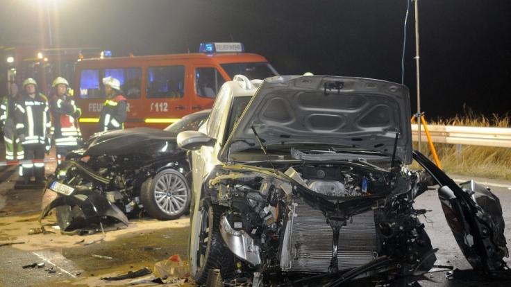 Rettungskräfte stehen nach einem Geisterfahrer-Unfall am 05.11.2011 an der Unglücksstelle auf der Autobahn A3 Frankfurt-Köln. Im Vordergrund das Fahrzeug des Geisterfahrers.