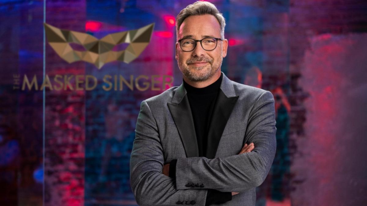 Matthias Opdenh&ouml;vel bleibt "The Masked Singer" auch in Staffel 7 als Moderator erhalten - singen d&uuml;rfen jedoch nur die kunstvoll maskierten Promis auf der TMS-B&uuml;hne. (Foto)