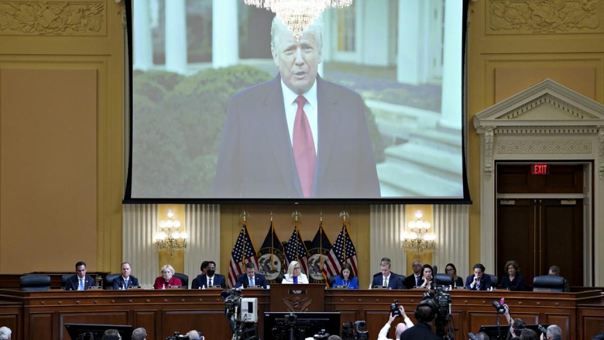 Ein Bild von Donald Trump, Damaliger US-Pr&auml;sident, wird w&auml;hrend einer Anh&ouml;rung des Sonderausschusses des Repr&auml;sentantenhauses, der den Anschlag vom 6. Januar auf das US-Kapitol untersucht, auf einer Leinwand gezeigt. (Foto)