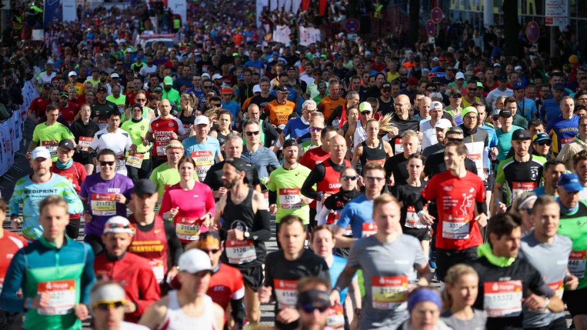 Beim Haspa-Marathon in Hamburg gehen am 23. April 2023 &uuml;ber 20.000 L&auml;ufer an den Start. (Symbolbild) (Foto)
