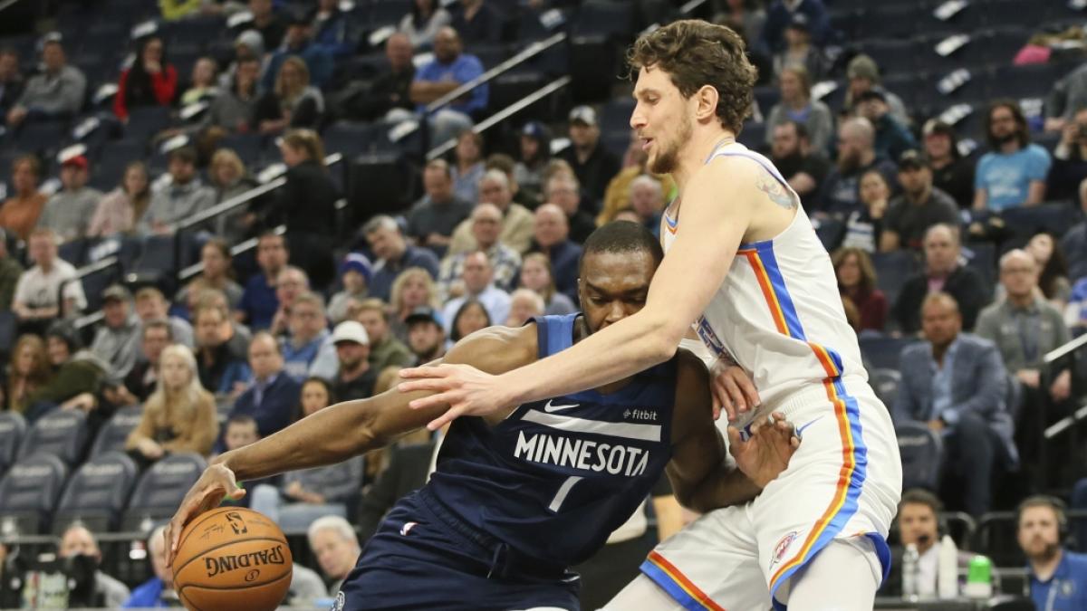 Noah Vonleh (l) von den Minnesota Timberwolves verteidigt den Ball, am 13.02.2020. (Symbolbild) (Foto)