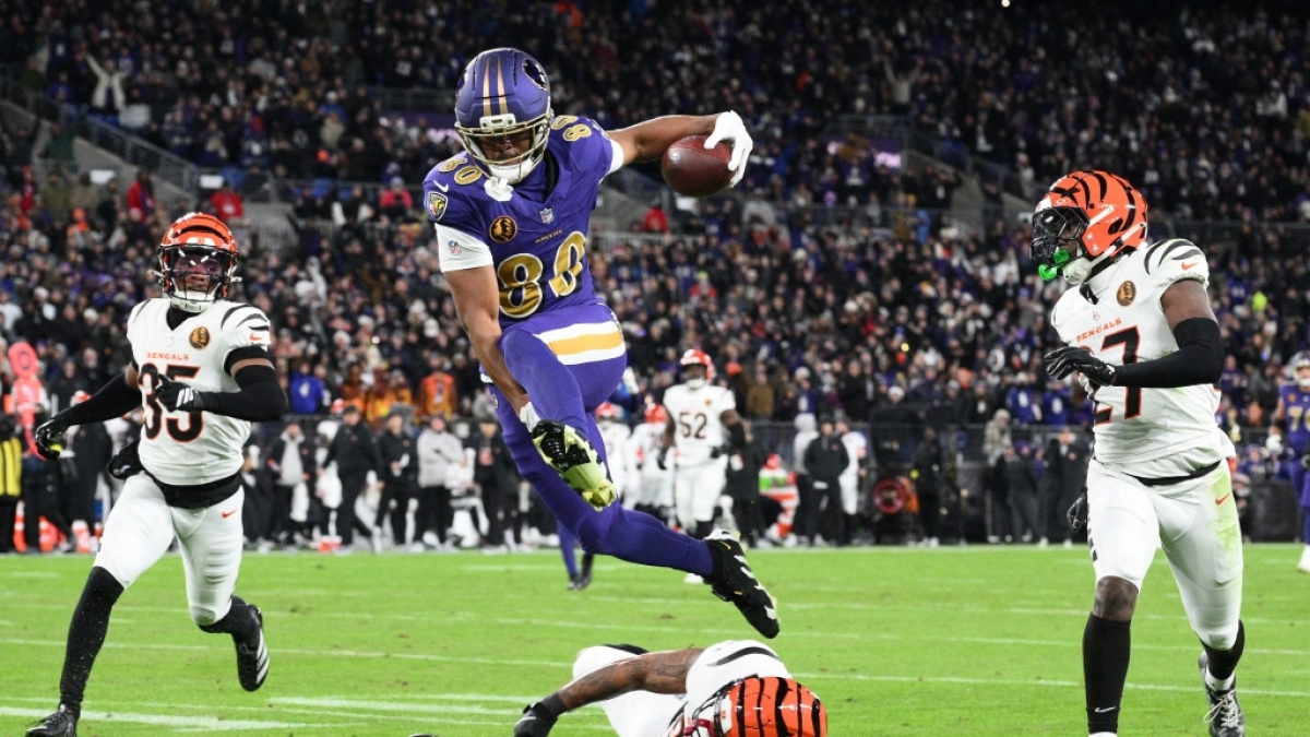 Isaiah Likley von den Baltimore Ravens springt &uuml;ber einen Spieler der Cincinnati Bengals, am 27.11.2025. (Symbolbild)&nbsp; (Foto)