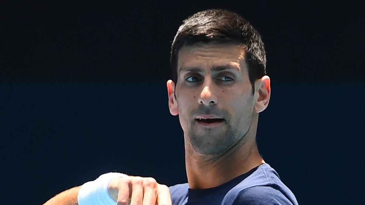 Novak Djokovic w&auml;hrend einer Trainingseinheit im Melbourne Park in Melbourne. (Foto)